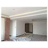 施工队刮腻子刷漆